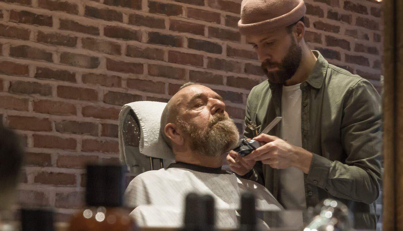 6 Best Electric Razor for Elderly Man – Safe Shaving For Any Age 2024