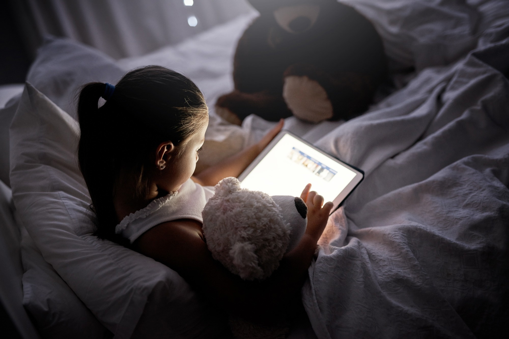 How bedtime screen use affects sleep in early adolescents