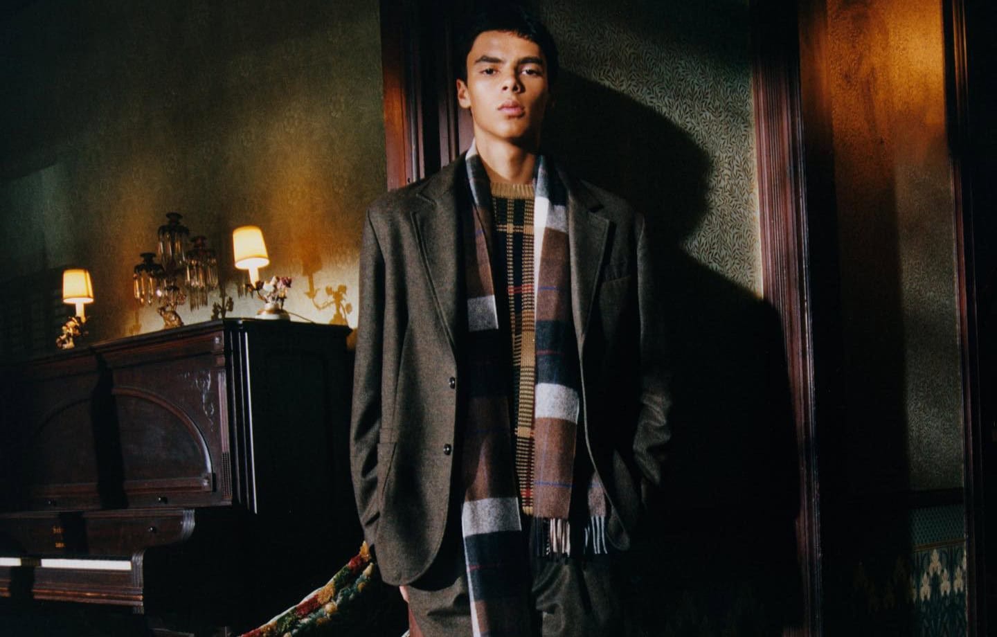 5 Best Cashmere Scarves for Men to Wear All Year in 2024