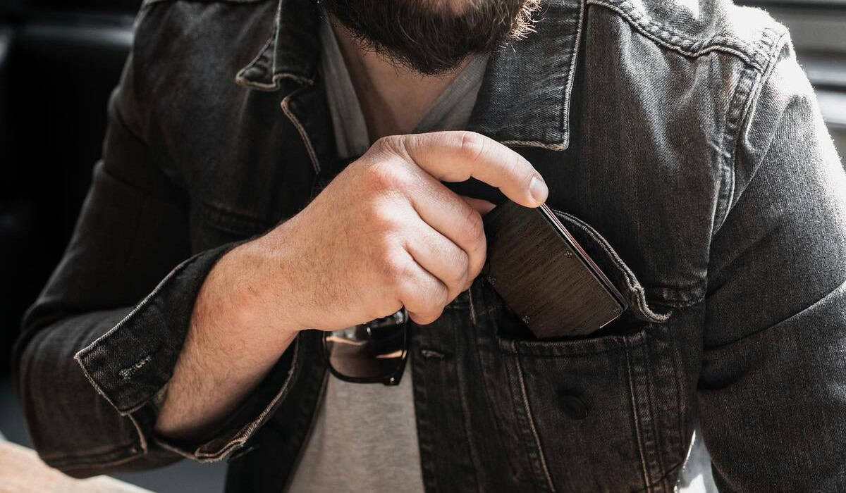 9 Best Wallet Brands for Men: Top Styles & Utility in 2025